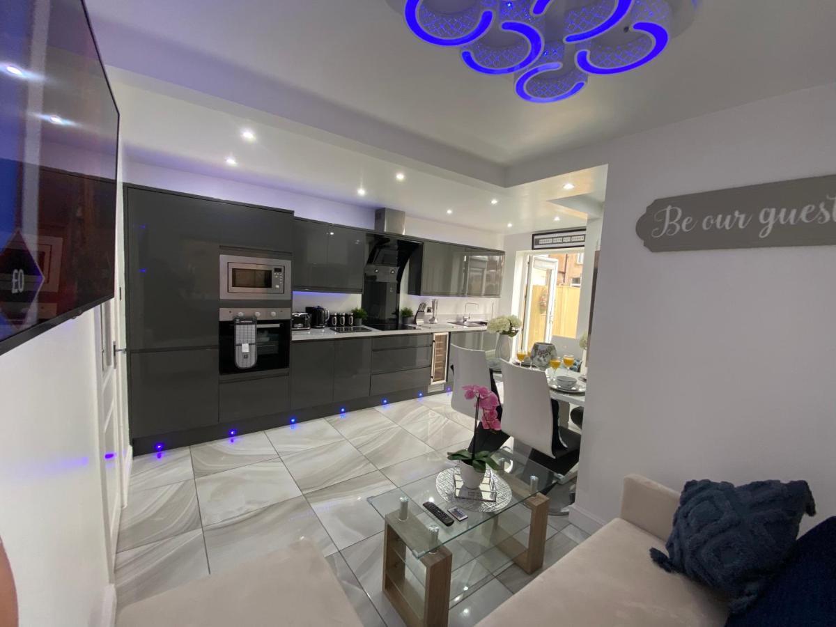 New…The Hottub House Blackpool Pleasure Beach Экстерьер фото